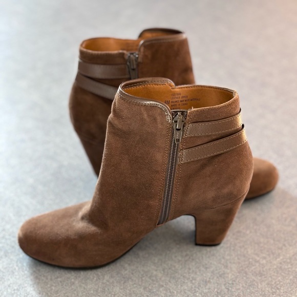 Sofft Women’s Suede Leather Booties Size 8 EUC - Picture 2 of 4